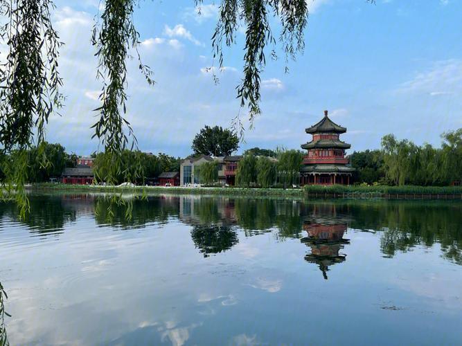 雨后北京什刹海宛如江南,有着“西湖春，秦淮夏，洞庭秋”美誉的是北京的哪个景点
