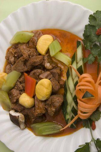 新疆烤全骆驼,中东烤全驼的菜是怎么做出来的