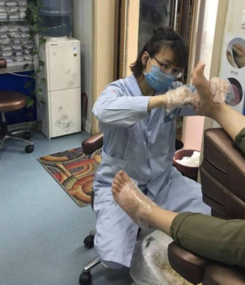 大学生学修脚,郑州211高校女硕士，二次择业投身修脚行业，她真的热爱这个行业吗